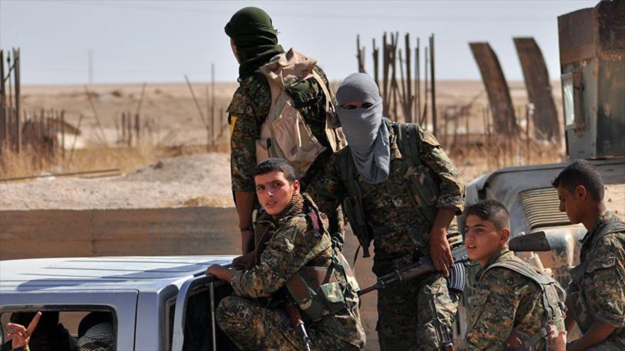 Fuerzas de las Unidades de Protección del Pueblo Kurdo (YPG, por sus siglas en kurdo), patrullan una zona bajo su control en Al-Hasaka, sita en el noreste de Siria.