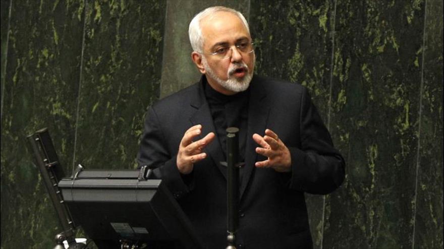 El canciller iraní, Mohamad Yavad Zarif, durante su intervención ante el Parlamento. 26 de octubre de 2015.