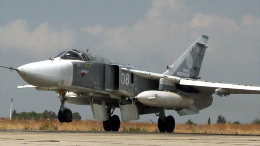 Un avión de ataque supersónico ruso Sujoi Su-24 despega una base aérea en la provincia siria de Latakia (noroeste).