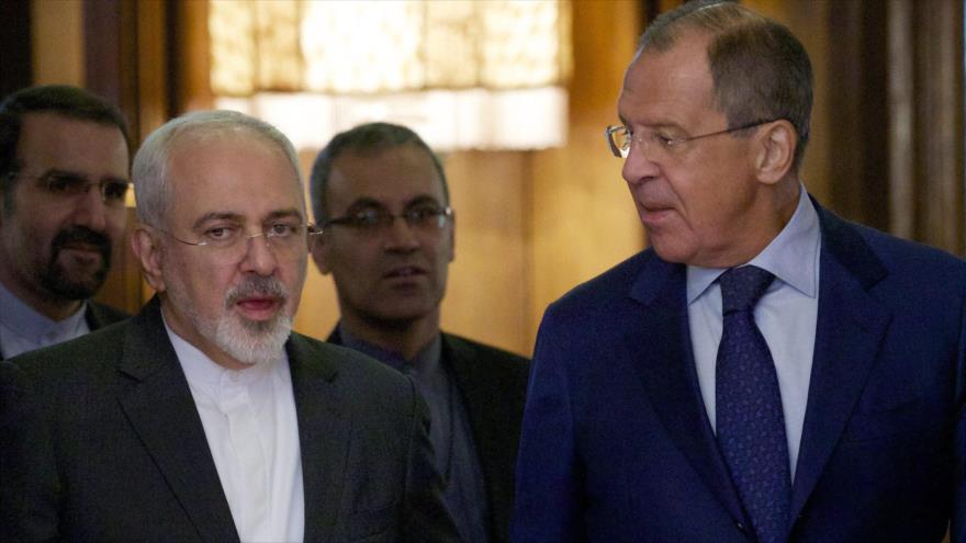 Canciller iraní, Mohamad Yavad Zarif (izqda.), habla con su par ruso, Serguei Lavrov (drcha.).