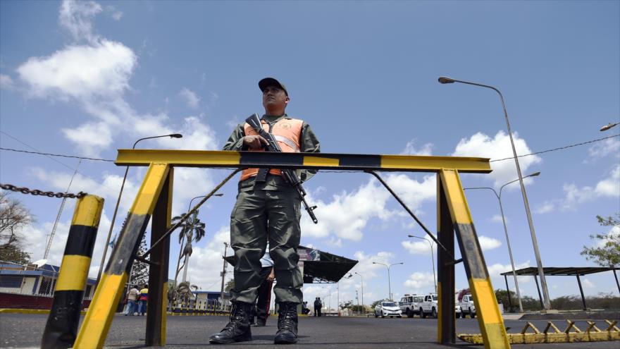 Un soldado venezolano está de guardia en un puesto de control en Paraguachón, estado Zulia, Venezuela, en la frontera con Colombia, 9 de septiembre de 2015.