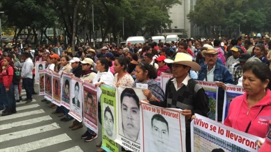 Padres y familiares de los 43 estudiantes desaparecidos el 26 de septiembre de 2014 marchan acompañados por diversas organizaciones sociales, en la capitalina Ciudad de México. 26 de octubre de 2015