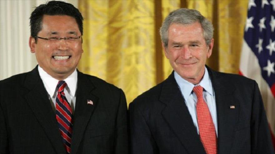 El líder cristiano evangélico Kay Hiramine (izqda.) junto al expresidente de Estados Unidos, George W. Bush.