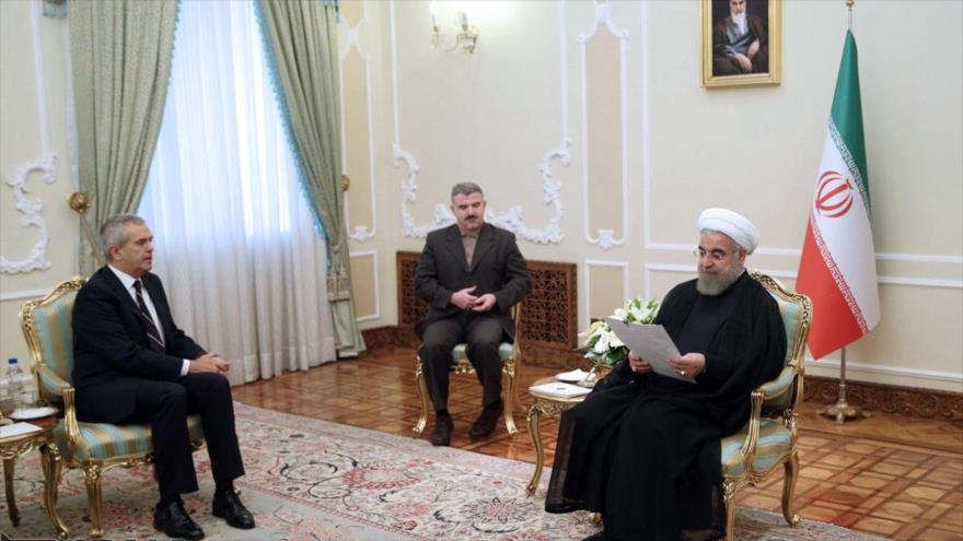 Presidente de Irán, Hasan Rohani (dcha) recibe las cartas credenciales del nuevo embajador español, Eduardo López Busquets, Teherán (Irán), 27 de octubre de 2015.