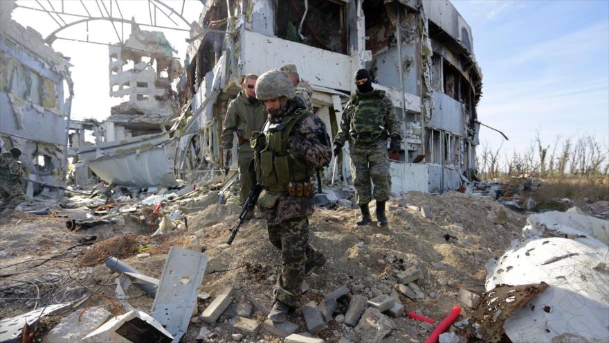Soldados independentistas del este de Ucrania buscan explosivos en las ruinas del Aeropuerto Internacional Serguei Prokofiev de Donetsk, 13 de octubre de 2015.