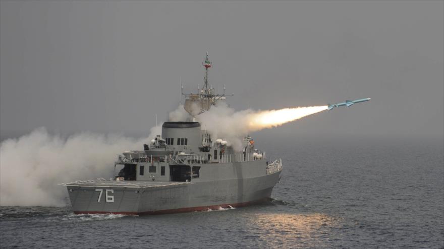 Destructor iraní Yamaran lanza un misil.