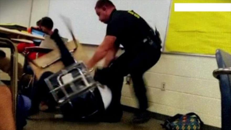 Un oficial de Policía golpea a una estudiante en una escuela situada en el estado de Carolina del Sur (sureste de EE.UU.).