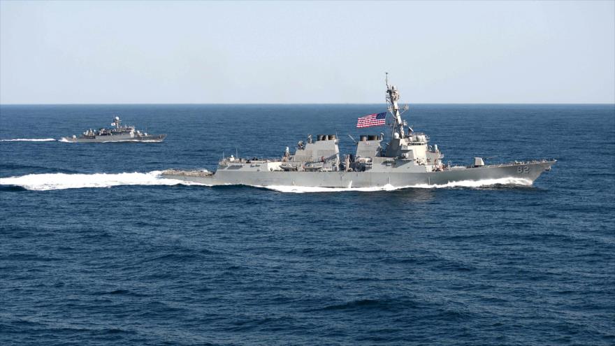 El USS Lassen, un destructor estadounidense de misiles guiados, navega en formación con la nave surcoreana de patrulla Sokcho durante un ejercicio militar, 12 de marzo de 2015.