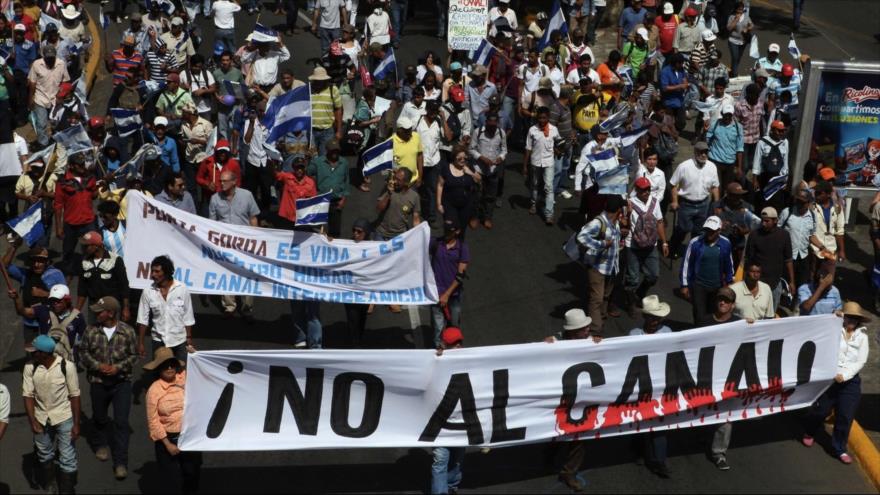 Oponentes a la construcción del canal interoceánico marchan en Managua, la capital nicaragüense.
