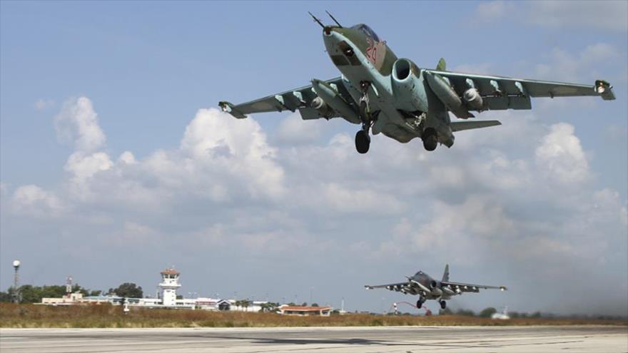 Un avión de combate ruso en el aeropuerto de Hmeymim, en la provincia siria de Latakia.