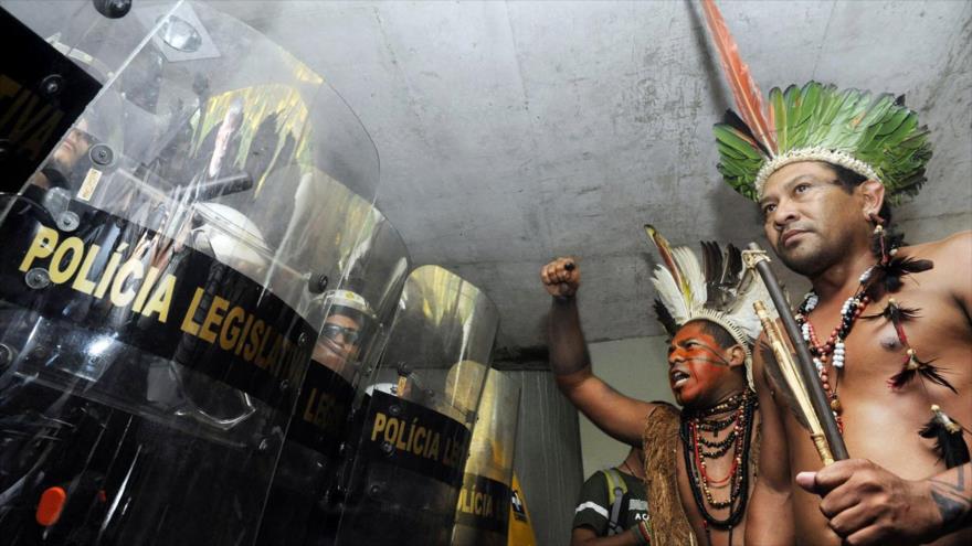 Dos indígenas brasileños, durante una protesta en diciembre de 2014.