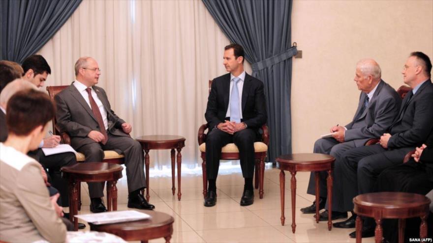 El presidente sirio, Bashar al-Asad, se reúne en Damasco con una delegación parlamentaria de Rusia, 25 de octubre de 2015.