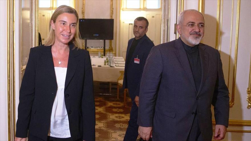 La jefa de la Diplomacia de la Unión Europea (UE), Federica Mogherini (izqrda.) y el canciller iraní, Mohamad Yavad Zarif.