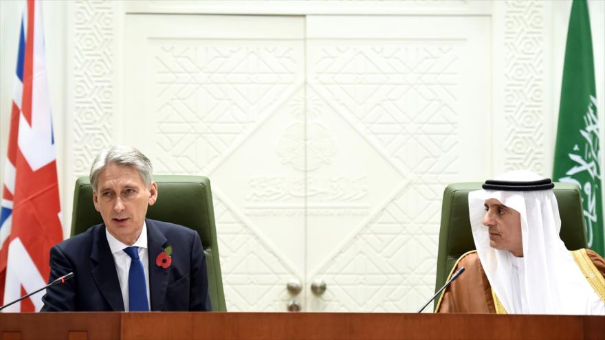 Ministros de Exteriores del Reino Unido (izda) Philip Hammond, y de Arabia Saudí, Adel al-Yubeir, durante una rueda de prensa en Riad (Arabia Saudí), 28 de octubre de 2015.
