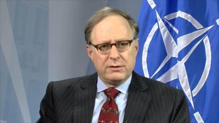 Dualismo de OTAN; pretende evitar tensiones y envía tropas cerca de Rusia