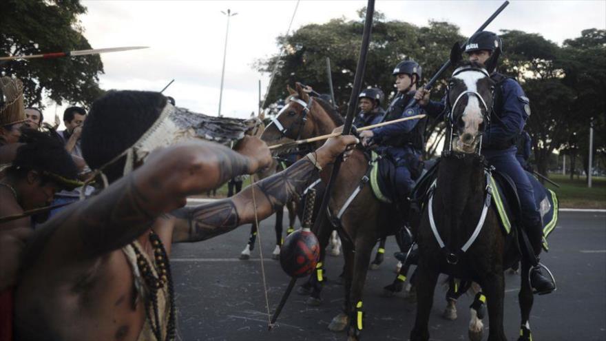 Indígenas brasileños se enfrentan a los policías.