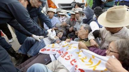 Indignados japoneses paran construcción de base de EEUU en Okinawa
