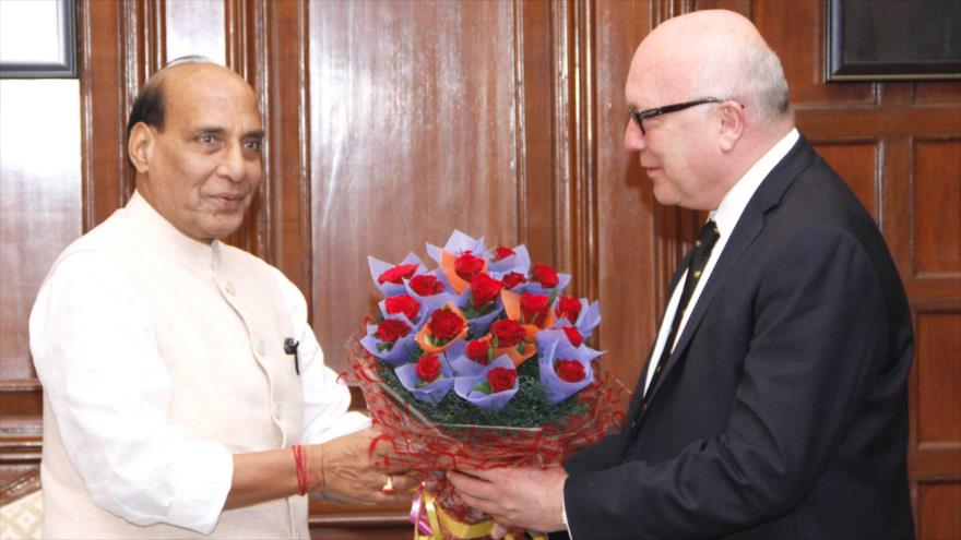 El ministro indio del Interior, Rajnath Singh (izda.), se reuniera con el fiscal general australiano, George Brandis (dcha.). 27 de octubre de 2015