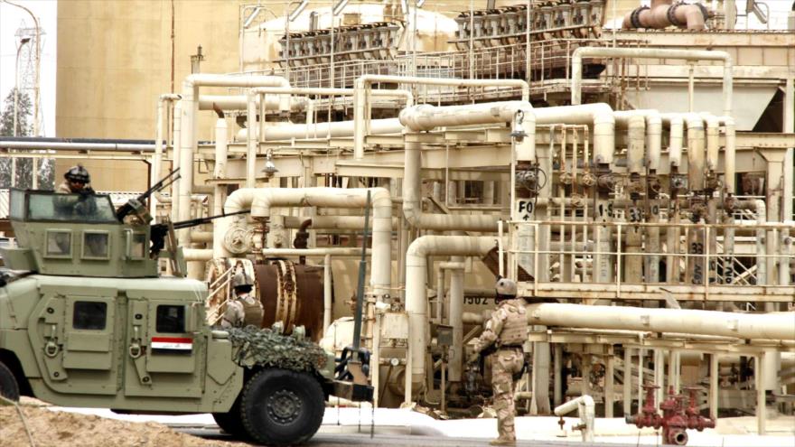 Fuerzas iraquíes custodian una refinería en el norte de Irak.
