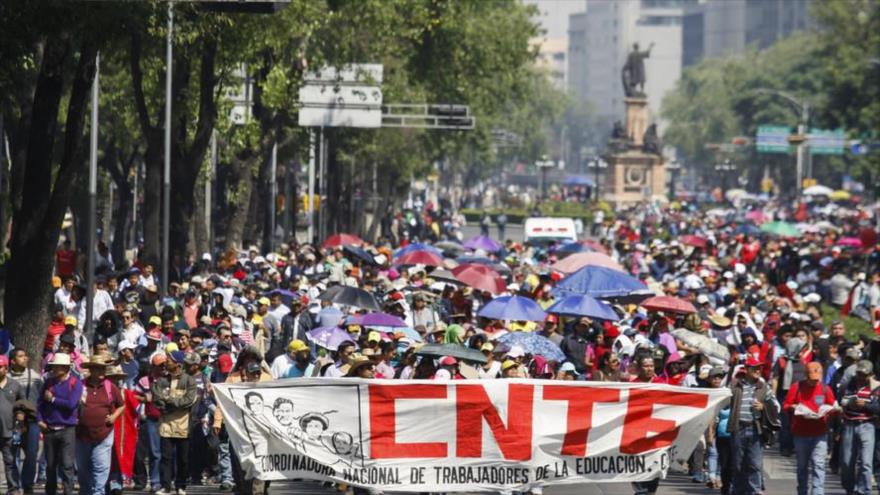 Una manifestación de los maestros de la Coordinadora Nacional de Trabajadores de la Educación (CNTE) contra la reforma educativa.