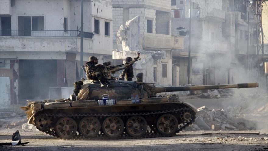 Un tanque del Ejército sirio ataca posiciones terroristas.
