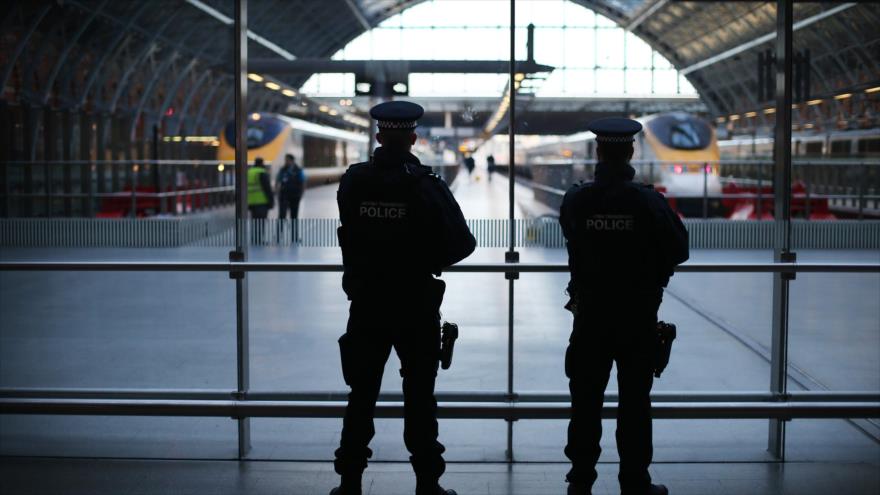 Agentes de policía armados en la estación de tren de St Pancras, en Londres, capital del Reino Unido.