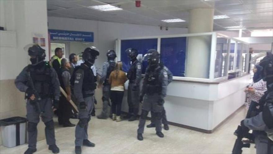 Soldados israelíes irrumpen en el hospital Al-Makassed, en Al-Quds (Jerusalem), 29 de octubre de 2015.