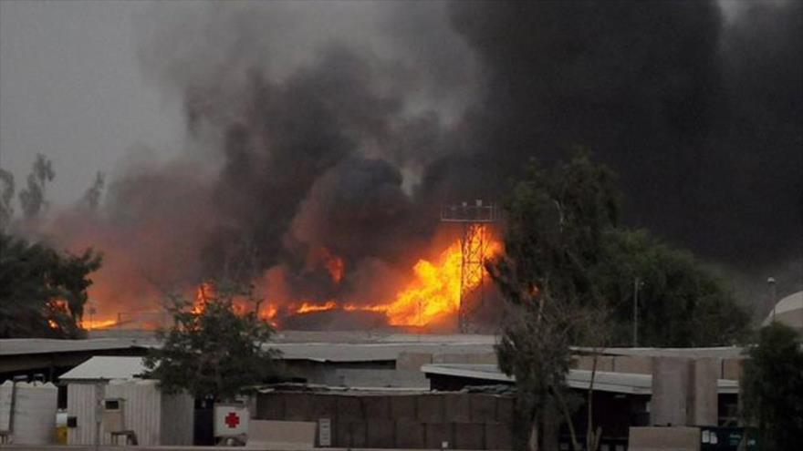 Incendio provocado por el impacto de cohetes en el campamento Liberty del grupúsculo terrorista Muyahedin Jalq (MKO, en inglés), en Bagdad, capital iraquí.