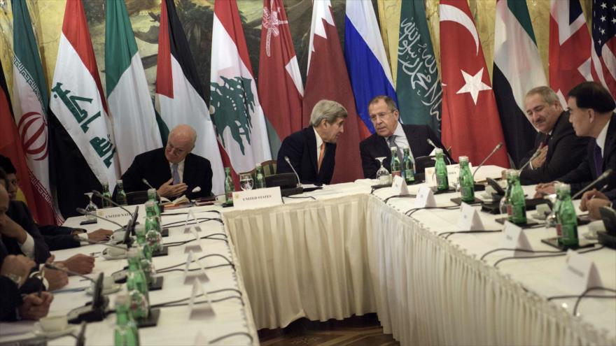 El secretario de Estado de Estados Unidos, John Kerry y el canciller ruso, Serguei Lavrov, hablan durante los diálogos internacionales sobre la crisis de Siria en Viena, capital austriaca. 30 de octubre de 2015