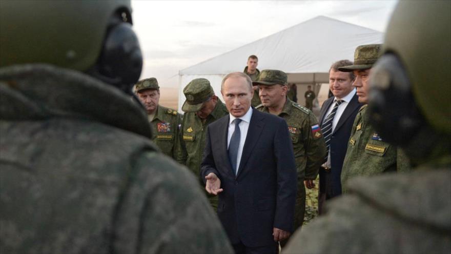 El presidente de Rusia, Vladimir Putin, durante una reunión con varios comandantes rusos.