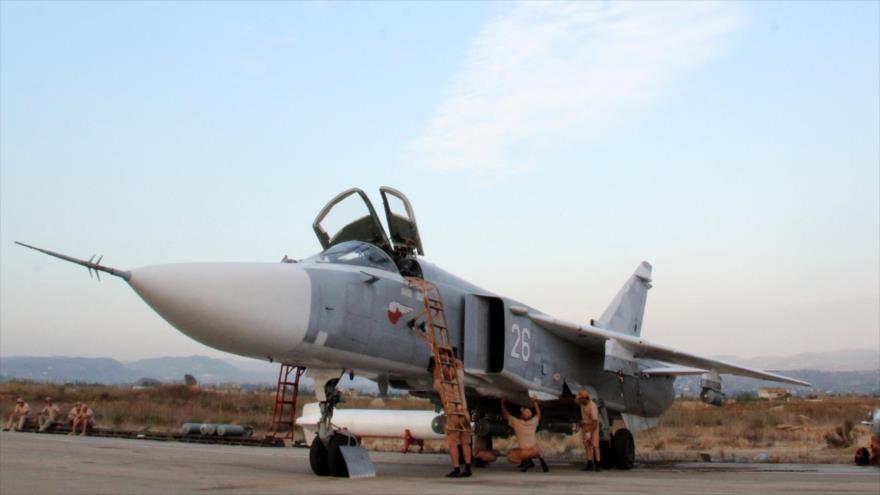 Técnicos de la Fuerza Aérea de Rusia chequean un avión de combate ruso en la base aérea Hmeimim en la provincia siria de Latakia.