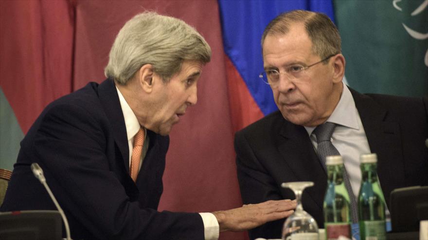 El secretario de Estado de Estados Unidos, John Kerry (izda.), junto a su colega ruso, Serguei Lavrov.