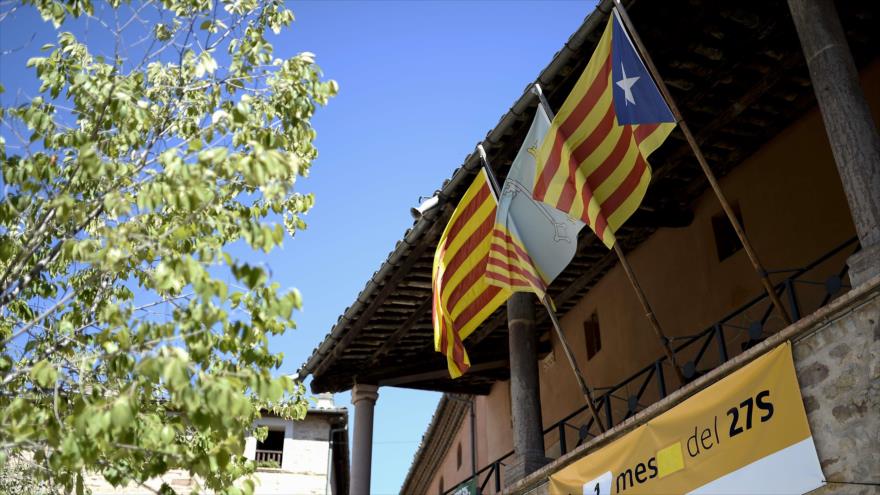 Un balcón del Ayuntamiento de Santpedor, cerca de Barcelona (noreste de España), adornado con una bandera catalana (izda.), de la ciudad (centro) e independentista, 17 de septiembre de 2015.