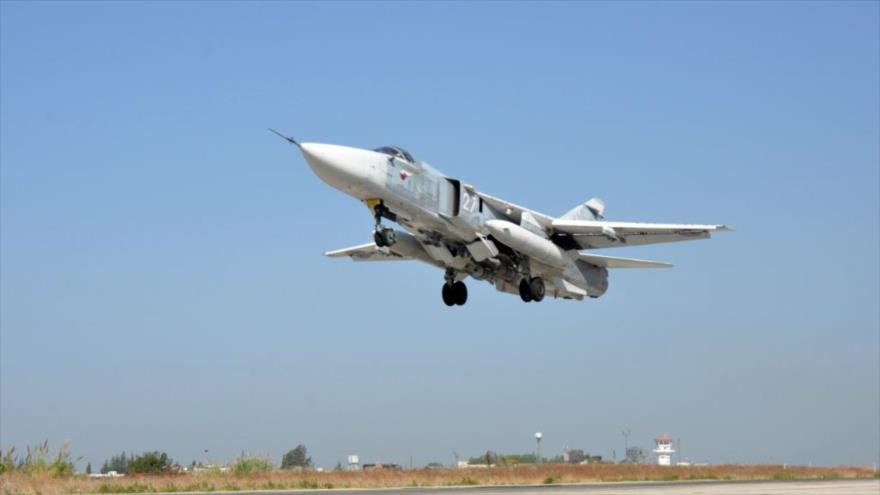 Un avión de combate de la Fuerza Aérea rusa en el aeropuerto sirio de Hmeymim, en la provincia de Latakia.