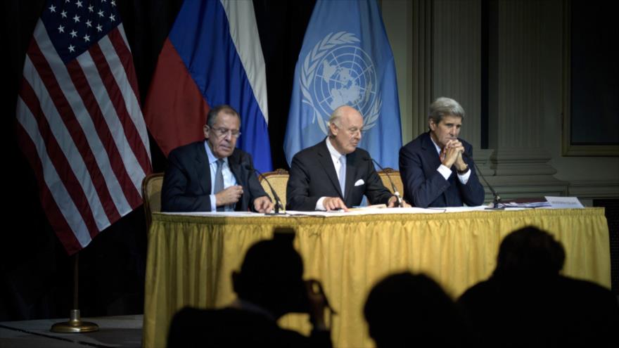 El canciller ruso, Serguei Lavrov (izda.), durante una rueda de prensa conjunta con el enviado de las Naciones Unidas para Siria, Staffan de Mistura (centro) y el secretario de Estado de Estados Unidos, John Kerry, en Viena, 30 de octubre de 2015.
