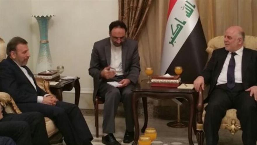 El ministro de Tecnología de la Información y las Comunicaciones de Irán, Mahmud Vaezi, durante una reunión con el premier iraquí, Haidar al-Abadi (drcha). 30 de octubre de 2015.