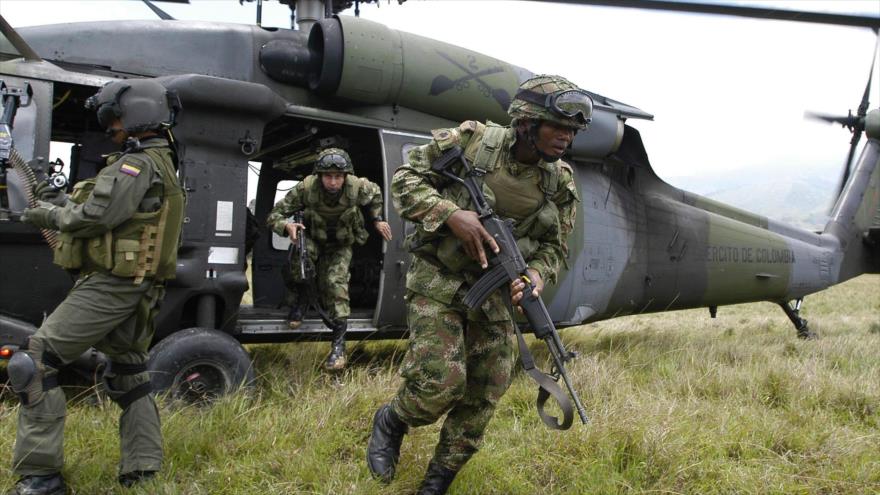 Efectivos del Ejército colombiano durante una operación militar contra las FARC.