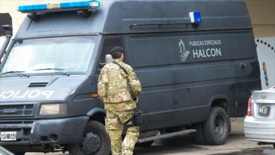 Fuerzas especiales de Argentina custodian el centro comercial de Unicenter tras la amenaza terrorista.