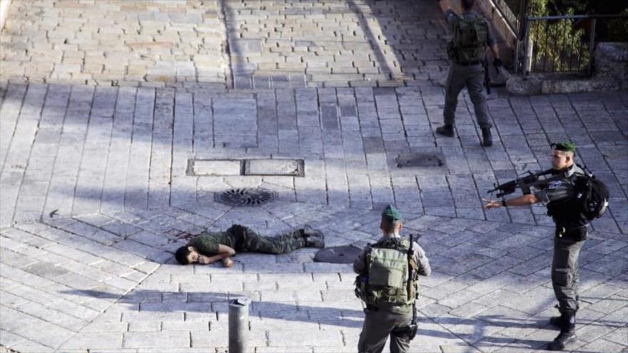 Un palestino abatido por fuerzas del régimen israelí en Al-Quds.