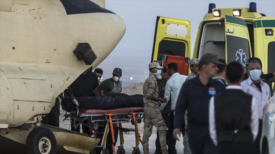 Paramédicos egipcios cargan cadáveres de víctimas de caída de avión de pasajeros ruso en la península del Sinaí, Egipto. 31 de octubre de 2015