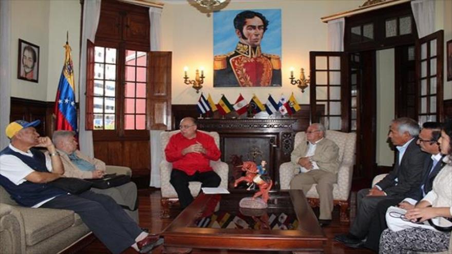 Representantes de los movimientos sociales y políticos peruanos se reúnen con el embajador venezolano en Perú, Diego Alfredo Molero. 31 de octubre de 2015