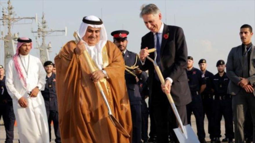 El canciller británico, Philip Hammond (dcha.), y su homólogo bareiní, el sheij Jalid Bin Ahmad Al Jalifa, durante la inauguración de los trabajos de la construcción de la base de la Marina Real británica en el puerto de Mina Salman, en Manama, capital de Baréin. 31 de octubre de 2015