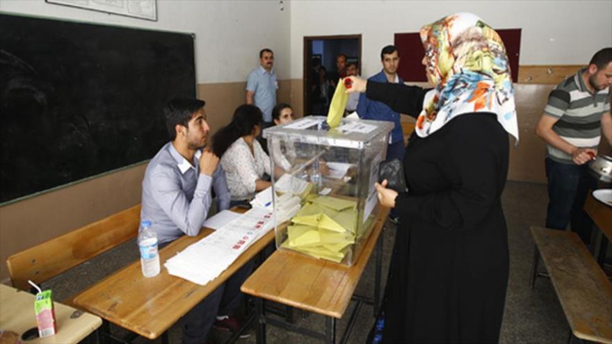 Los turcos votan en las elecciones legislativas, 7 de junio de 2015.