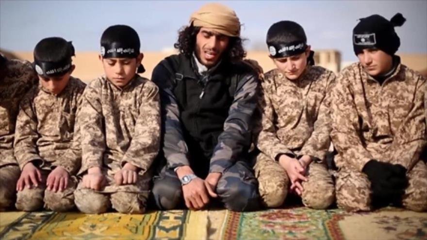 Niños miembros del grupo takfirí EIIL (Daesh, en árabe), junto con un comandante de esta banda terrorista.