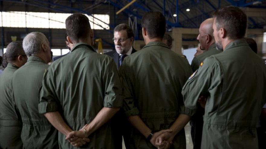 El presidente de España, Mariano Rajoy, conversa con compañeros de los tres militares fallecidos en la base de Gando, en el archipiélago de Canarias (sur), 31 de octubre de 2015.