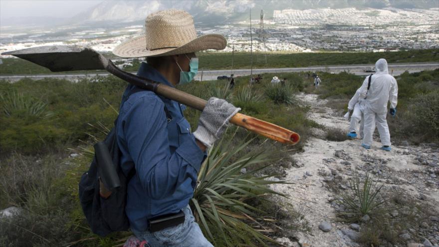 Familiares de personas desaparecidas y personal forense toman parte en la primera búsqueda independiente en México, en cercanías de la autopista Monterrey-Saltillo en Monterrey, 31 de octubre de 2015.