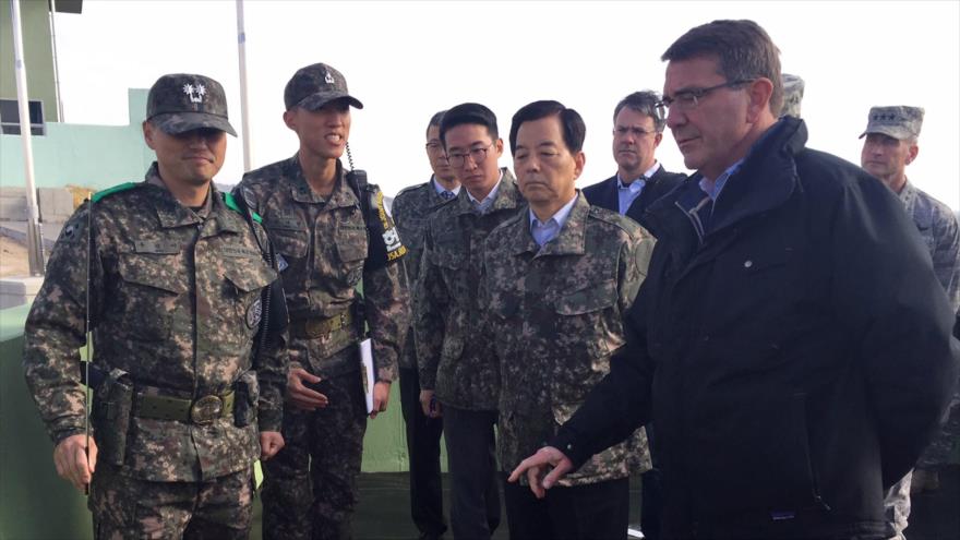 El secretario de Defensa de Estados Unidos, Ashton Carter (dcha.) y el ministro de Defensa de Corea del Sur, Han Min-koo (segundo por la dcha.), durante una visita del titular estadounidense al país asiático, 1 de noviembre de 2015.