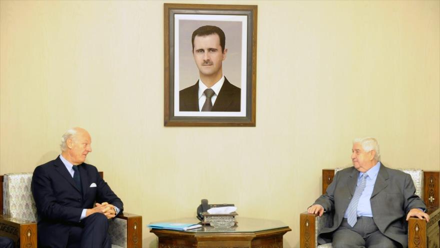 El ministro de Exteriores de Siria, Walid al-Moalem (dcha) y Staffan de Mistura, enviado especial de la Organización de las Naciones Unidas (ONU) para Siria, durante un encuentro en Damasco, capital siria, 1 de noviembre de 2015. 