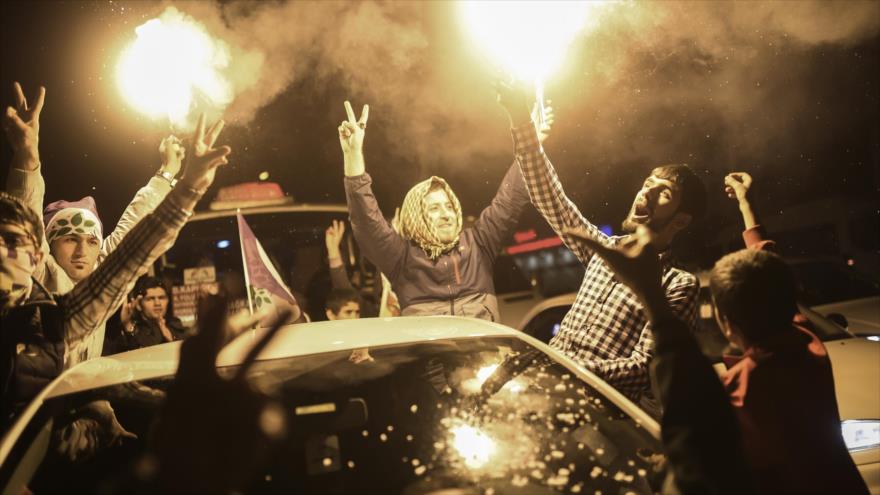 Partidarios del prokurdo Partido Democrático de los Pueblos (HDP) celebran en Diyarbakir, en el sudeste de Turquía, el acceso del partido en el Parlamento turco, tras el anuncio de los primeros resultados de las elecciones legislativas. 1 de noviembre de 2015