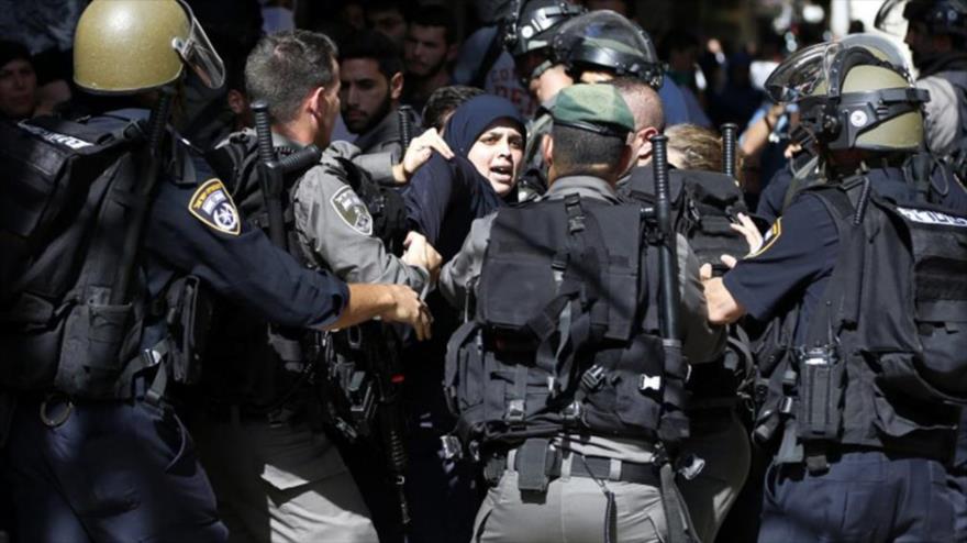 Fuerzas israelíes detienen a una mujer palestina en Al-Quds (Jerusalén).